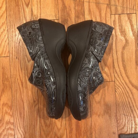 Nurse Mates Bryar Dark Gray & Black Paisley Patent Clogs Shoes Womens Sz 9M - Picture 6 of 10